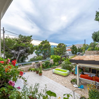 Otok Krk, Stara Baška, samostojna hiša, 4 apartmaji, odprt pogled na morje, prodamo