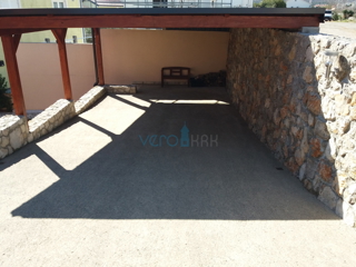 Mesto Krk, dvosobno stanovanje v pritličju, zemljišče 103 m2, prodaja