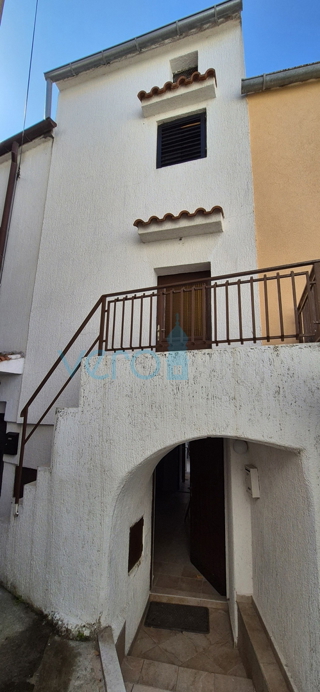 Omišalj, otok Krk, kamnita vrstna hiša, terasa, razgled, prodaja