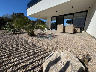 Otok Krk, mesto Krk, dvosobno stanovanje 65 m2 s pokrito teraso 20 m2 in vrtom 150 m2, prodaja