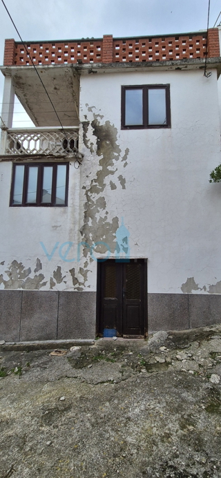 Vrbnik, otok Krk, kamnita hiša v nizu, terasa, zemljišče, razgled, prodaja