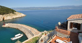 Vrbnik, otok Krk, edinstvena hiša na skali nad morjem