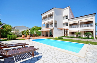 Otok Krk, Malinska, Edinstvena vila s parkom in bazenom na odlični lokaciji, prodamo