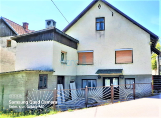 Brod Moravice - samostojna hiša z dvema apartmajema in veliko zemljišča, prodamo