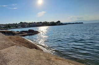 Otok Krk, Malinska, garsonjera v pritličju, vrt, prvi vrsti ob morju, prodaja
