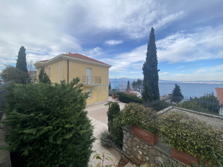 Omišalj, Njivice, Samostojna hiša 120 m od plaže z odprtim pogledom, prodamo