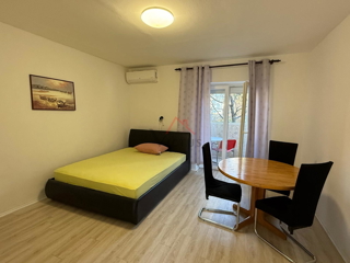 KRALJEVICA - Garsonjera, 100 metrov od plaže, 28 m2