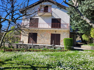 GRIŽANE - Samostojna hiša na mirni lokaciji