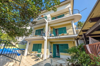 CRIKVENICA - Penzion z restavracijo, 30 metrov od morja