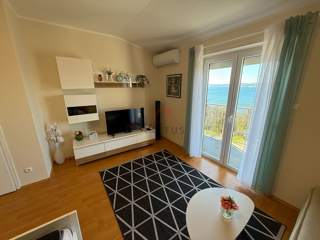 CRIKVENICA - Renovirano stanovanje, 100 m od morja