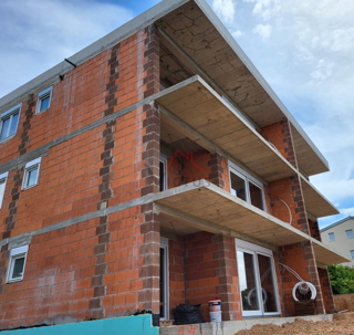 SMOKVICA KRMPOTSKA - Stanovanje z bazenom v pritličju novogradnje, 57 m2