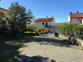 JADRANOVO - Samostojna hiša s 3 stanovanji in garažo