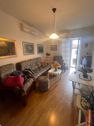 CRIKVENICA - Stanovanje v središču z balkonom in parkirnim mestom, 38 m2