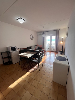 NOVI VINODOLSKI - Stanovanje z balkonom in odprtim pogledom na morje, 45 m2