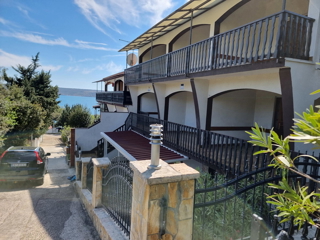 Posedarje, hiša z 8 apartmaji (360 m2) in zasebno plažo, VRHUNSKA LOKACIJA