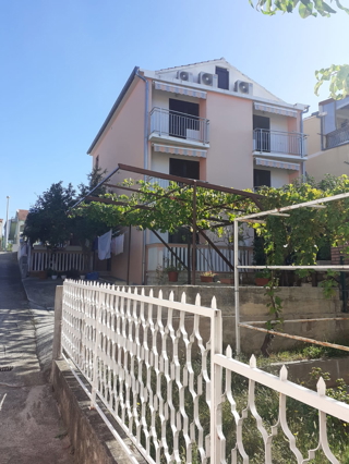 Sveti Filip in Jakob, odlična hiša s 7 stanovanj (291 m2) in čudovitim pogledom na morje