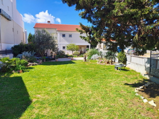 Sukošan, čudovita hiša (240 m2) na veliki zemljiški parceli, 100 metrov od morja, RAZGLED