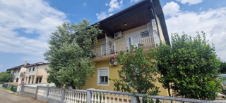 Vrsi, Zukve, lepa hiša s 4 stanovanji (316 m2) in garažo, 250 m do plaže