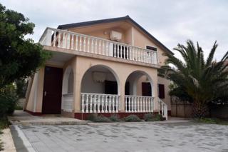 Vir - dvostanovanjska hiša z dvema apartmajema (150 m2), 60 metrov do plaže