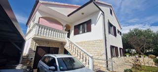 Turanj, visoka pritlična hiša (250 m2) z veliko vrtno površino, 150 metrov do plaže