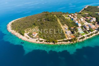 Šolta, Nečujam - zemljišče prva vrsta do morja, PRODAMO