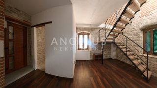 Šolta - prenovljena kamnita hiša s teraso, PRODAJA