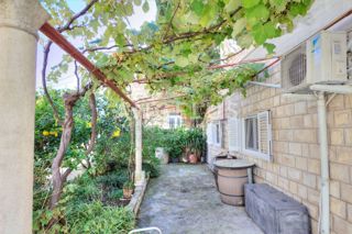 Hrvaška, Dubrovnik, Lapad – Dvosobno stanovanje velikosti 60 m2 z veliko garažo in vrtom