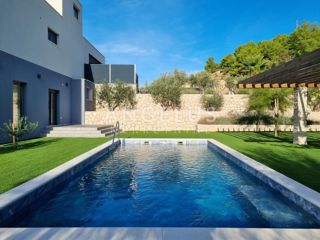 Hrvaška, Šibenik, Šubićevac - luksuzen apartma z bazenom in vrtom, 125 m2