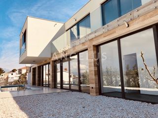 Čiovo - luksuzna vila z bazenom in pogledom na morje, 330 m2