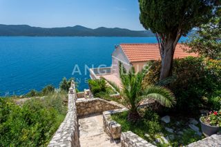 Hrvaška, Dubrovniško primorje, parcela ob morju z dvema hišama - posebna lokacija - 214 m2