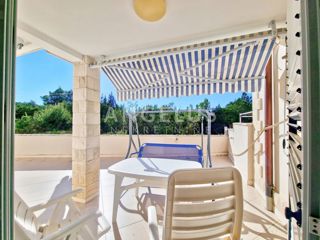 Hrvaška, Pelješac, Lovište – prostorno trisobno stanovanje v bližini plaže – 90 m2