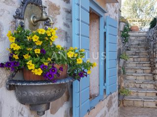 Brač, Milna - Kamnita hiša v starem mestnem jedru z bazenom, PRODAJA