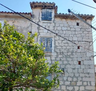 Trogir - stara kamnita hiša ob morju za obnovo