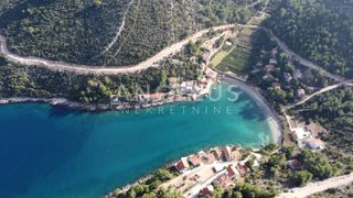 Hrvaška, Hvar, Jelsa - atraktivno gradbeno zemljišče, prva linija do morja, 1000 m2