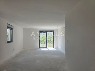 Kaštel Lukšić - NOVOZGRAJENO trisobno stanovanje, 2 parkirni mesti, strešna terasa