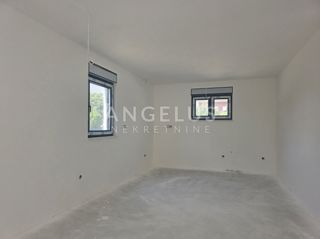 Kaštel Lukšić - NOVOZGRAJENO trosobno stanovanje, 2 parkirni mesti