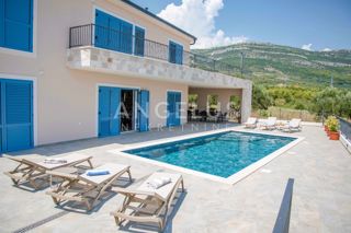 Kaštel Novi - novozgrajena mediteranska hiša z bazenom