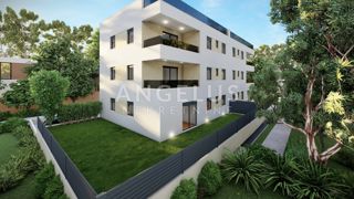 Kaštel Lukšić - NOVOZGRAJENO trisobno stanovanje, 2 parkirni mesti, vrt