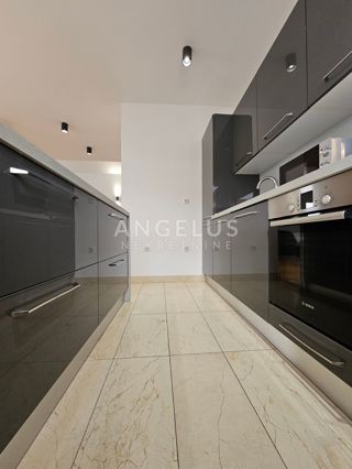 Podstrana Strožanac - dvosobno stanovanje s tremi spalnicami, 2 parkirni mesti