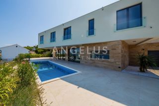 Čiovo - luksuzna vila s panoramskim pogledom na morje, 320 m2