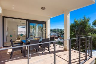 Brač, Milna - apartma s pogledom na morje, parkiriščem in bazenom, PRODAMO