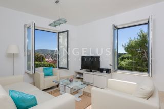 Brač, Milna - apartma s pogledom na morje, parkiriščem in bazenom, PRODAMO