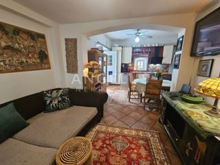 Hrvaška, Kaštel Lukšić - Avtentična kamnita hiša s teraso in pogledom na morje, NAPRODAJ