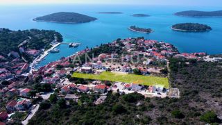 Šolta, Maslinica - grad.zemljišče v bližini morja in centra, 700 m2, PRODAJA