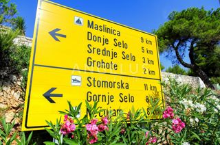 Šolta - kamnita hiša in zemljišče z dovoljenjem, PRODAJA