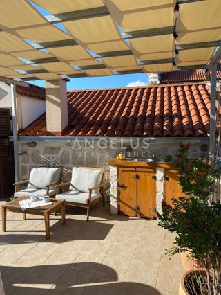 Hrvaška, Mesto Kaštela - Čudovita kamnita hiša 220 m2, 50 m od morja, NAPRODAJ