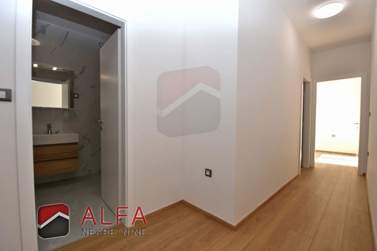 Hrvaška, Vodice, prodamo nov dvosobni apartma, pritličje, lasten vrt
