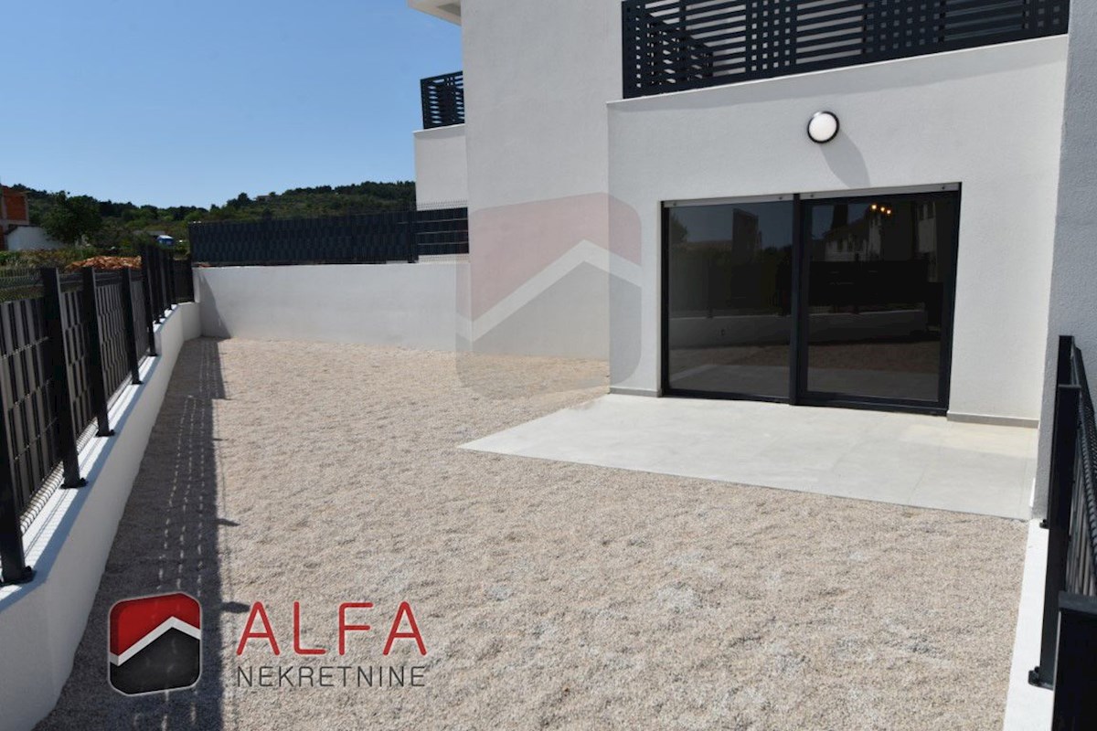 Hrvaška, Vodice, prodamo nov dvosobni apartma, pritličje, lasten vrt