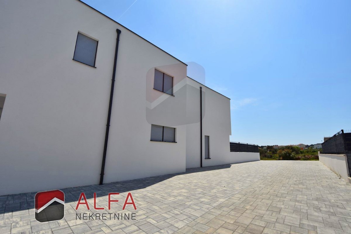 Hrvaška, Vodice, prodamo nov dvosobni apartma, pritličje, lasten vrt