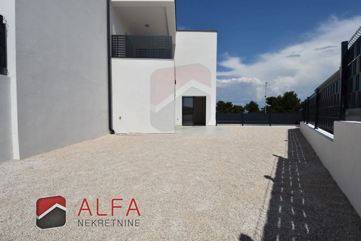 Hrvaška, Vodice, prodamo nov dvosobni apartma, pritličje, lasten vrt